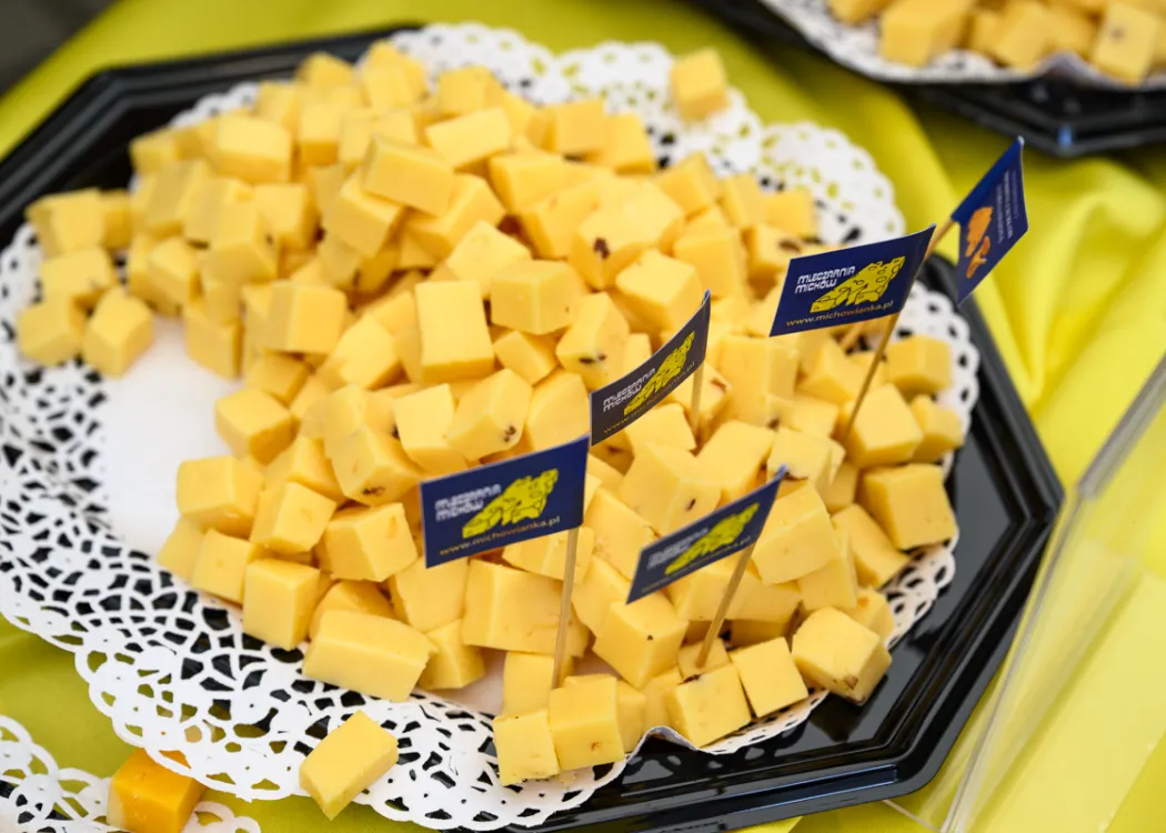 Święto Sera: ser pokrojony w kostkę
