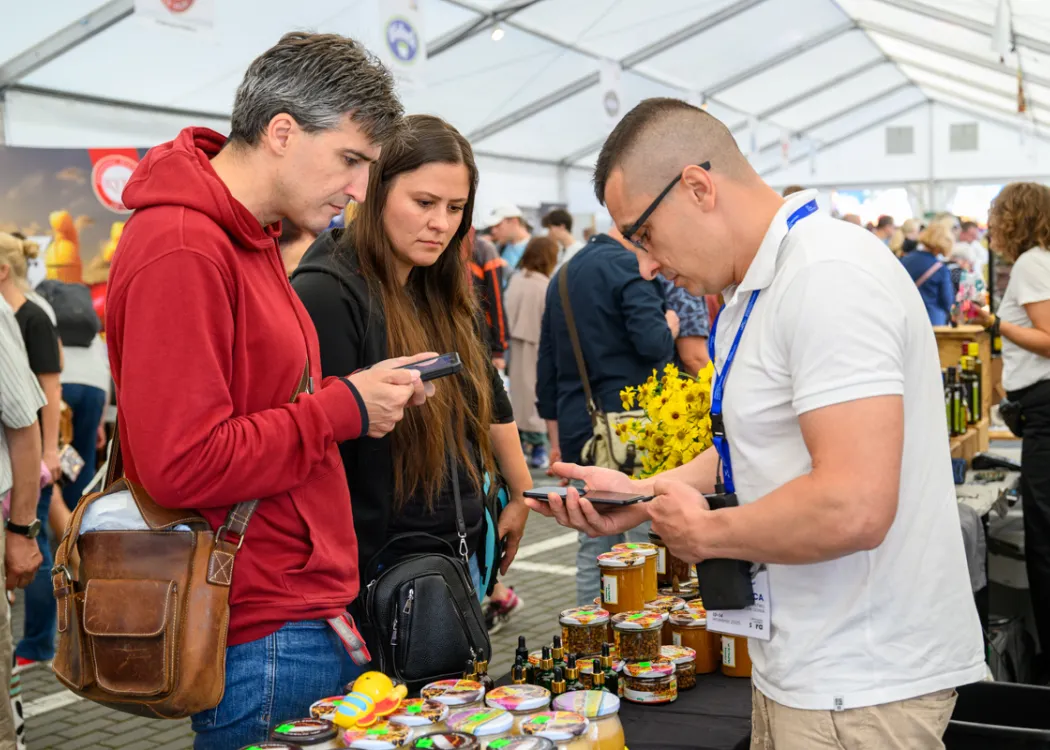 Święto Sera 2025: Uczestnicy degustują produkty