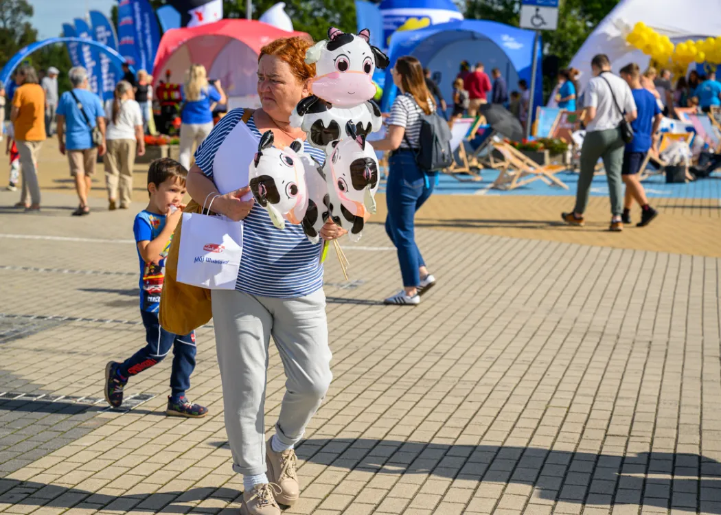 Święto Sera 2025: Kobieta niesie balony w kształcie krów