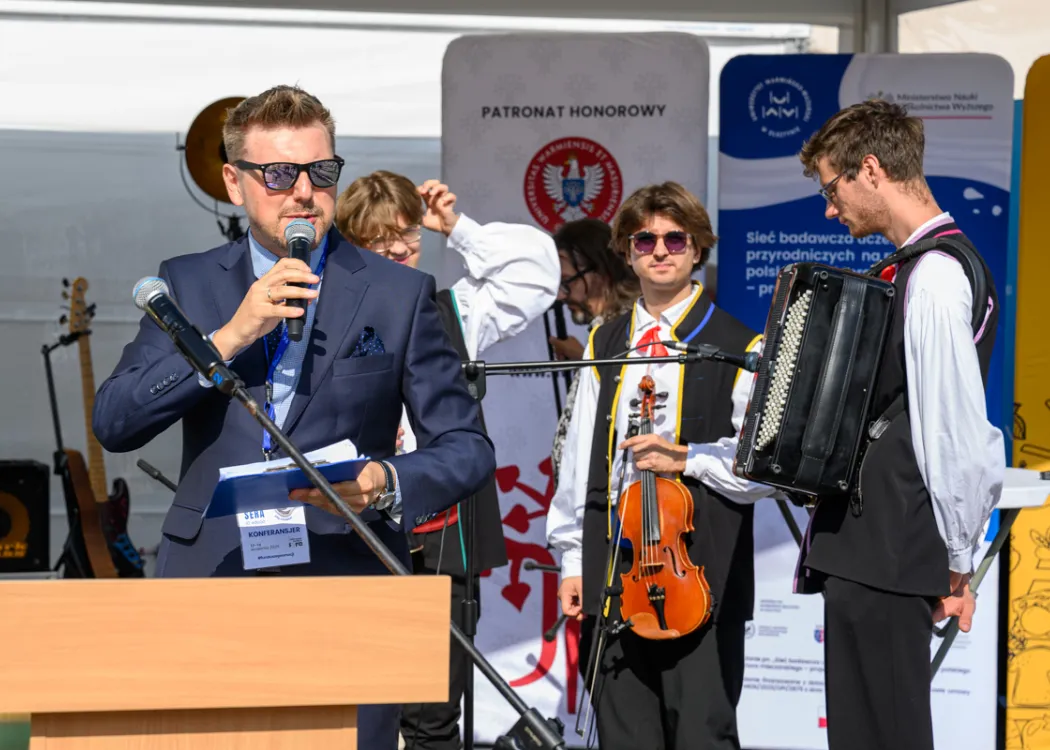 Święto Sera 2025: mężczyzna mówi do mikrofonu