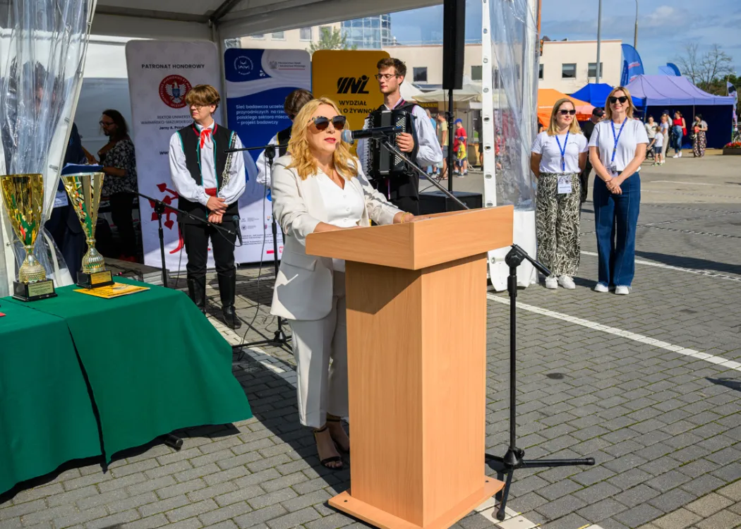 Święto Sera 2025: prof. Justyna Żulewska mówi do mikrofonu