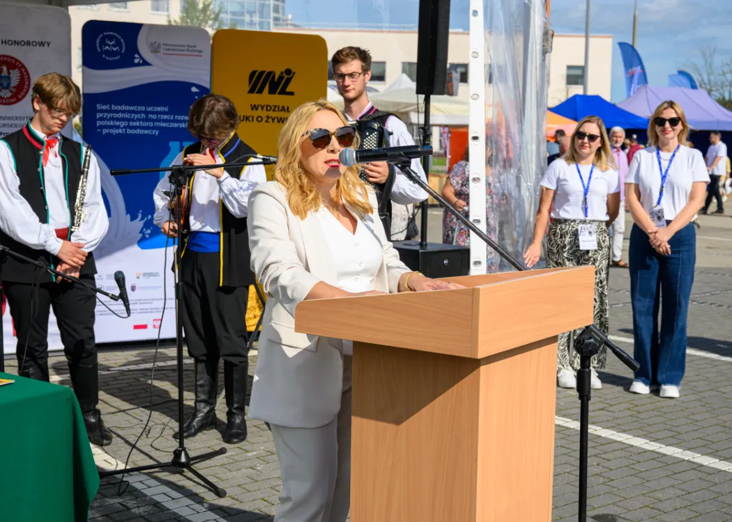 Święto Sera 2025: prof. Justyna Żulewska mówi do mikrofonu