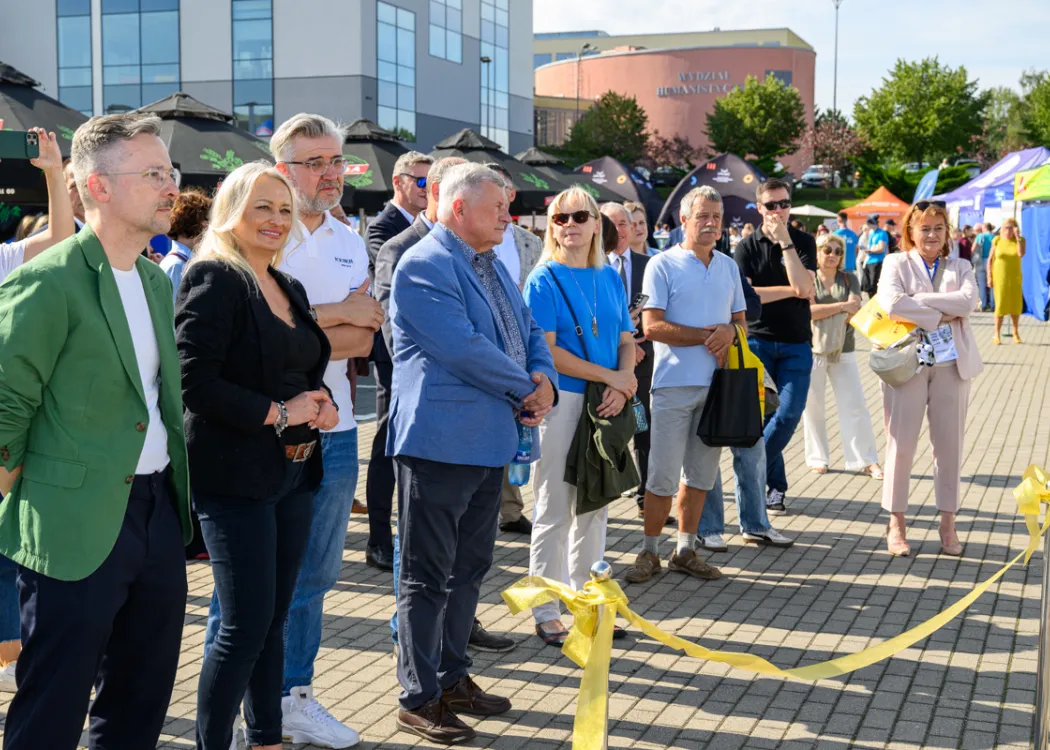 Święto Sera 2025: uczestnicy wydarzenia stoją na parkingu