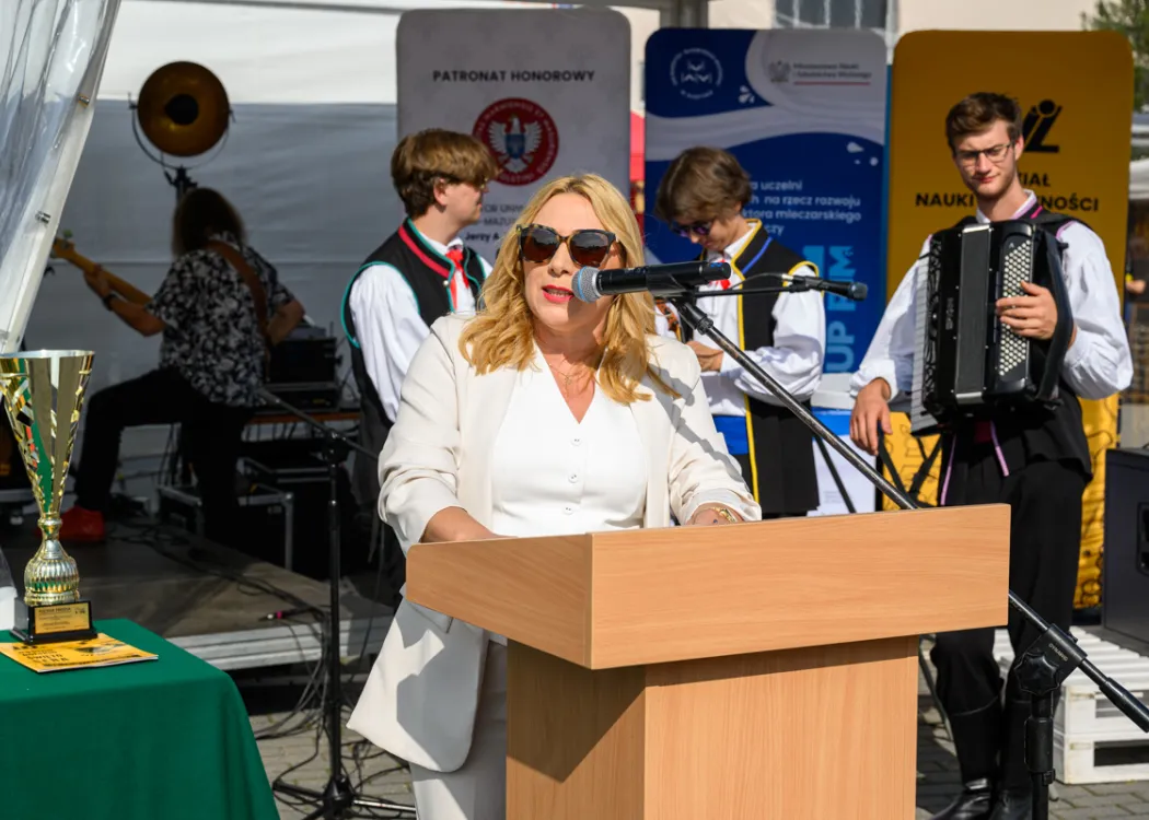 Święto Sera 2025: prof. Justyna Żulewska mówi do mikrofonu