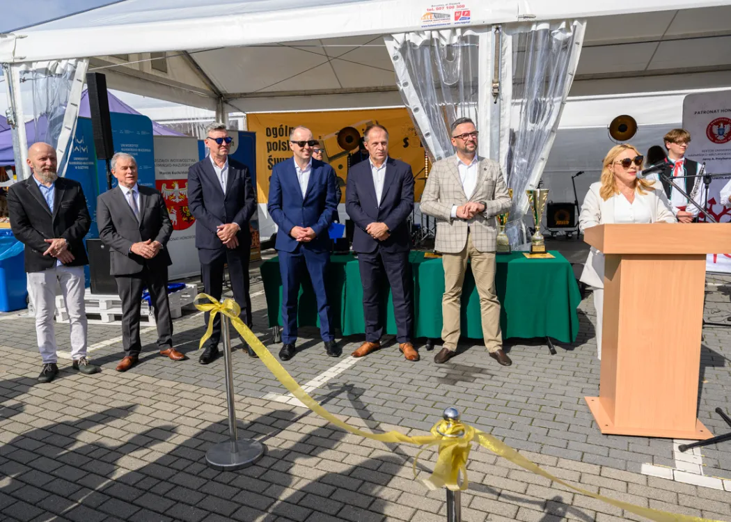 Święto Sera 2025: kilka osób uczestnicy w otwarciu wydarzenia