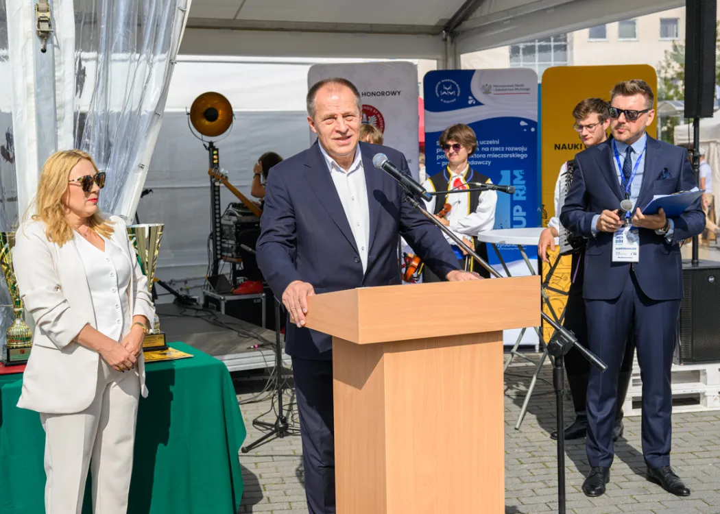 Święto Sera 2025: mężczyzna przemawia do mikrofonu