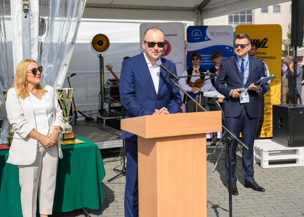 Święto Sera 2025: mężczyzna przemawia do mikrofonu