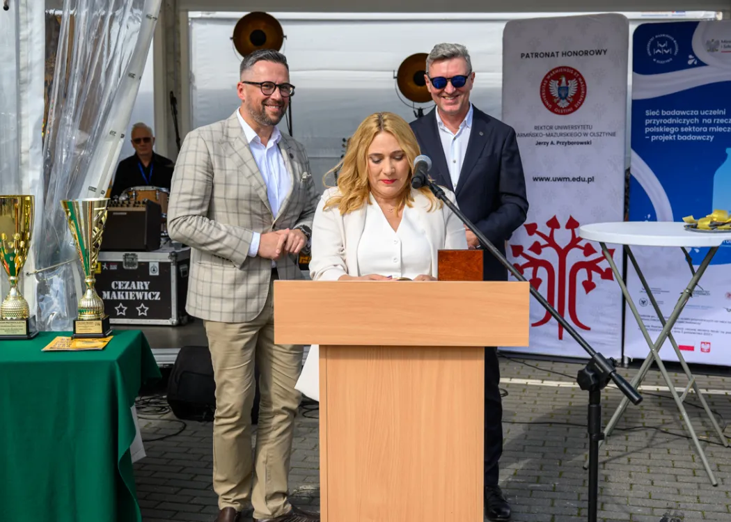 Święto Sera 2025: prof. Żulewska przemawia, w tle minister nauki i rektor UWM
