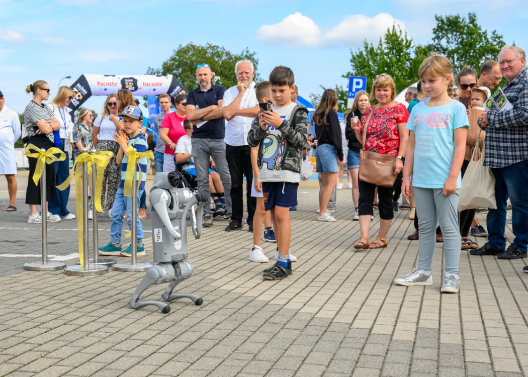 Święto Sera 2025: dzieci z robotem-psem