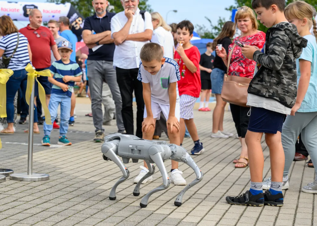 Święto Sera 2025: dzieci z robotem-psem