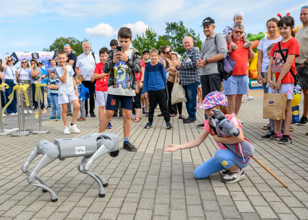 Święto Sera 2025: dzieci z robotem-psem