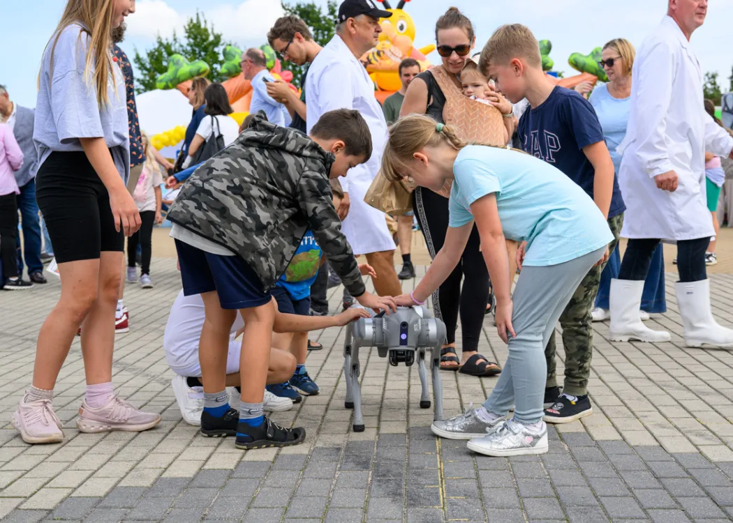Święto Sera 2025: dzieci z robotem-psem