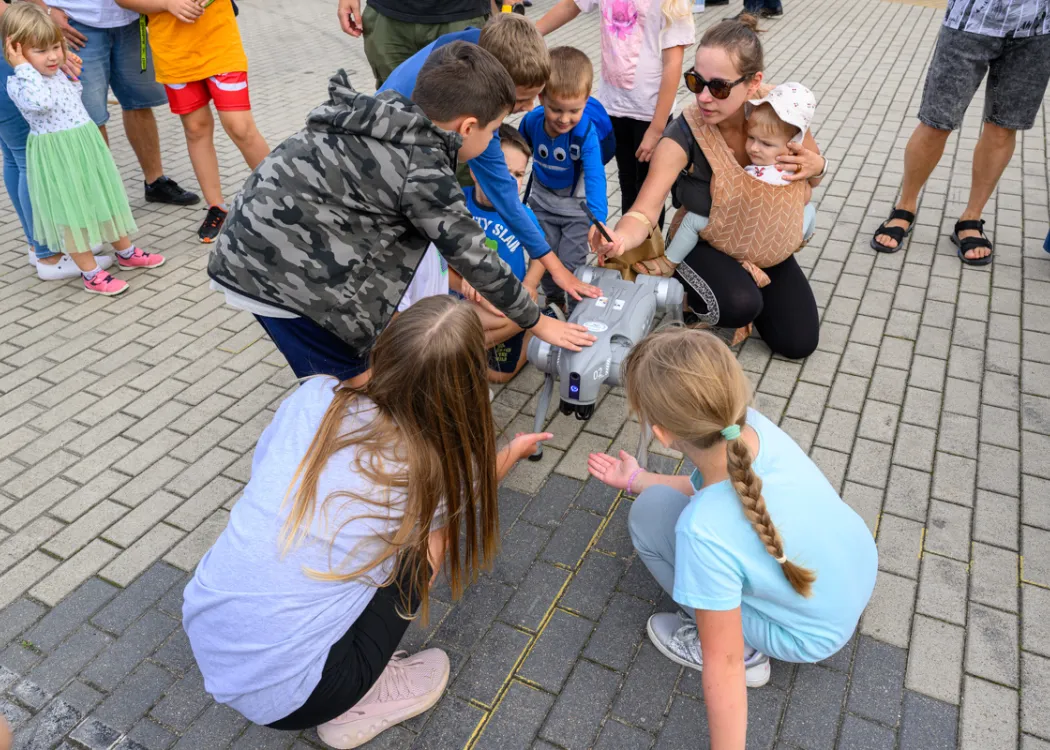 Święto Sera 2025: dzieci z robotem-psem