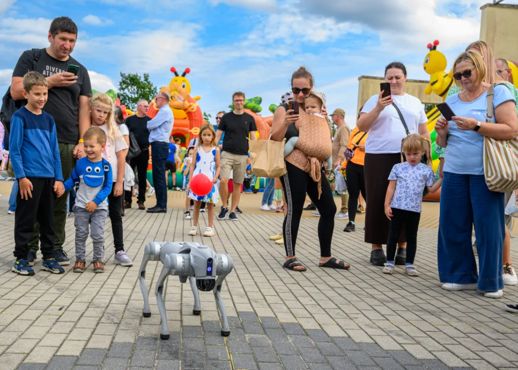 Święto Sera 2025: robot-pies i przyglądający mu się uczestnicy wydarzenia
