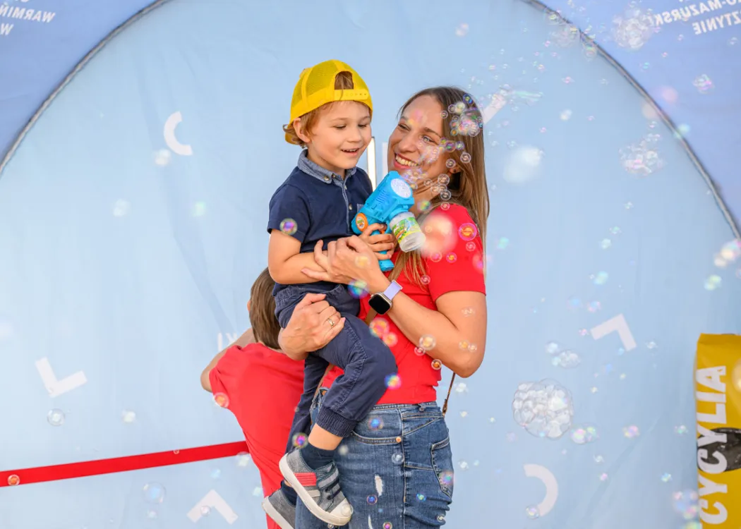 Święto Sera 2025: kobieta z dzieckiem puszczającym bańki mydlane