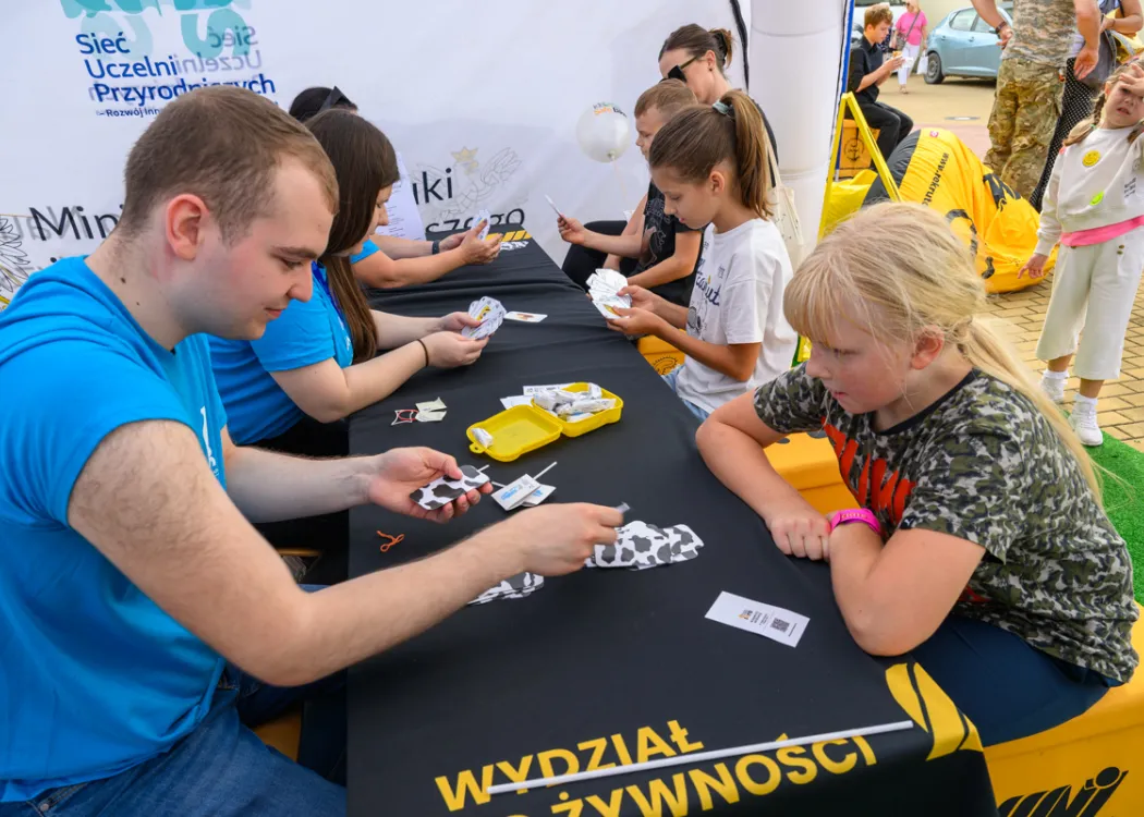 Święto Sera 2025: Uczestnicy wydarzenia przy stoiskach 