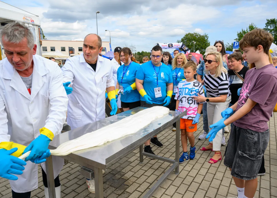 Święto Sera 2025: uczestnicy obserwują rozciąganie mozzarelii