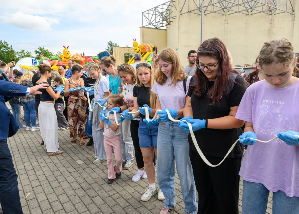 Święto Sera 2025: uczestnicy biorą udział w rozciąganiu mozzarelii