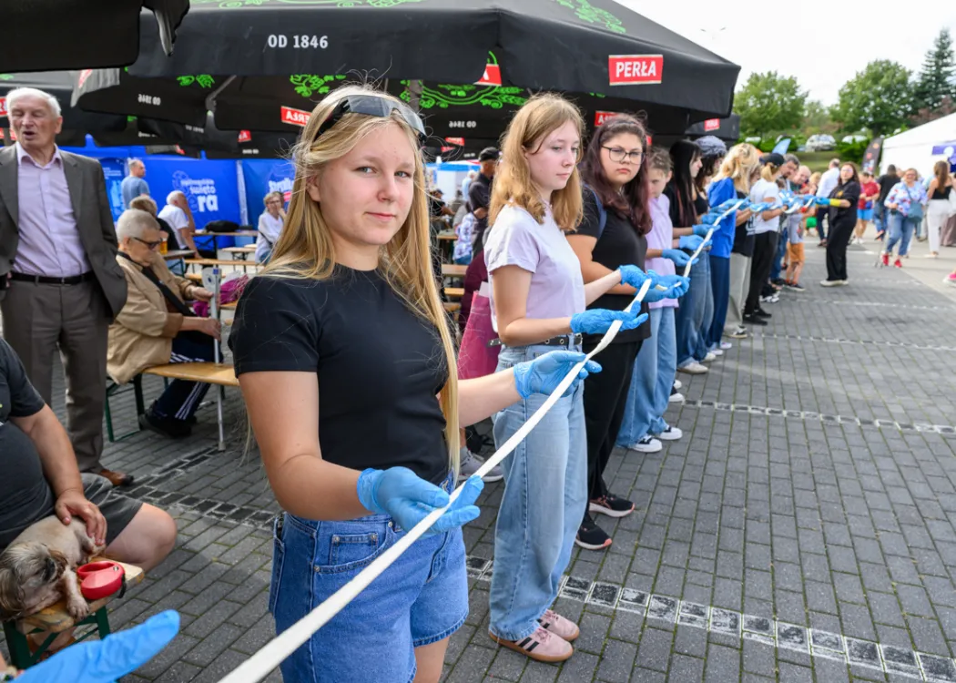 Święto Sera 2025: uczestnicy biorą udział w rozciąganiu mozzarelii