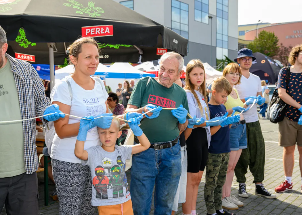 Święto Sera 2025: uczestnicy biorą udział w rozciąganiu mozzarelii