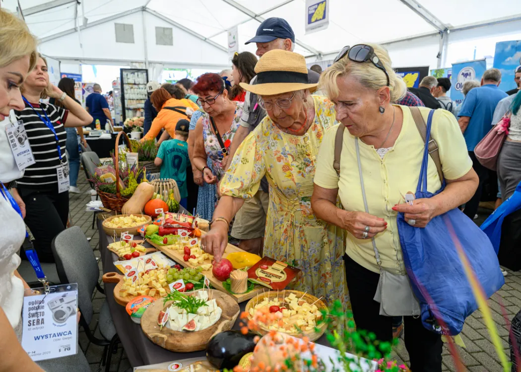 Święto Sera 2025: uczestnicy degustują sery