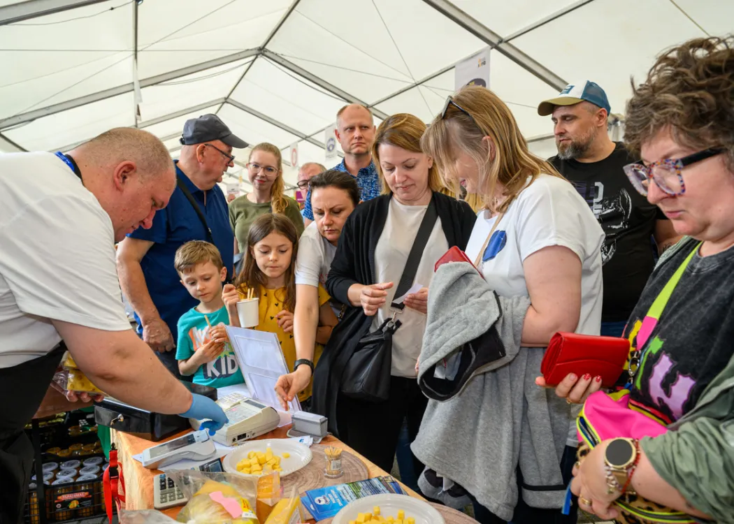 Święto Sera 2025: uczestnicy degustują sery