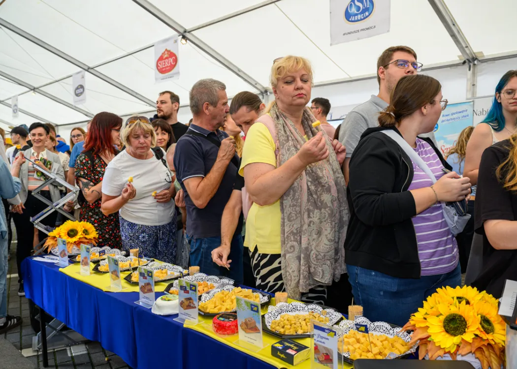 Święto Sera 2025: uczestnicy degustują sery
