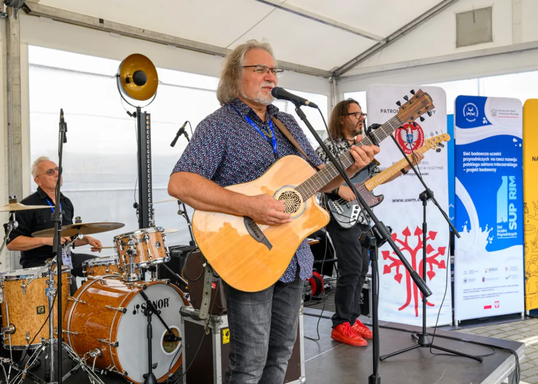 Święto Sera 2025: zespół występujący na scenie, dwaj mężczyźni grający na gitarach