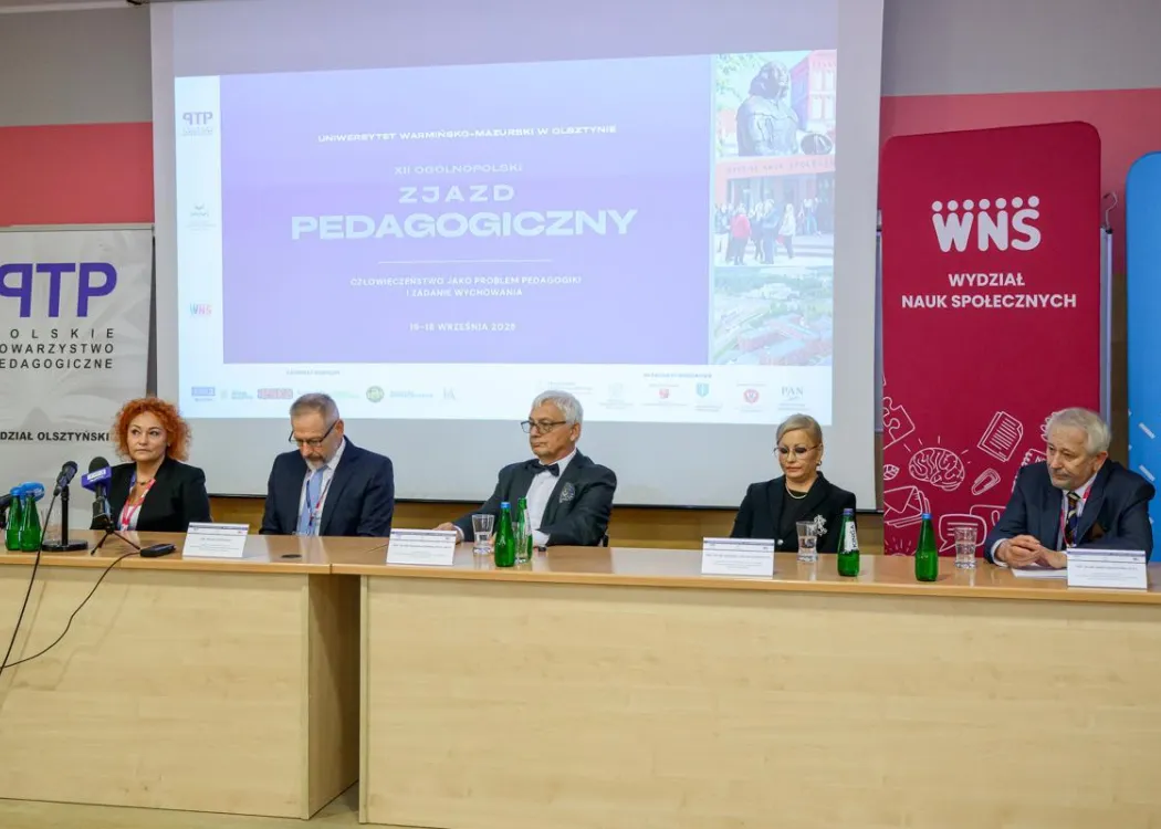 Zjazd pedagogiczny - organizatorzy siedzą podczas konferencji prasowej