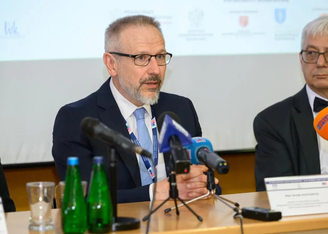 Zjazd pedagogiczny - prof. Kostyło w okularach i garniturze 