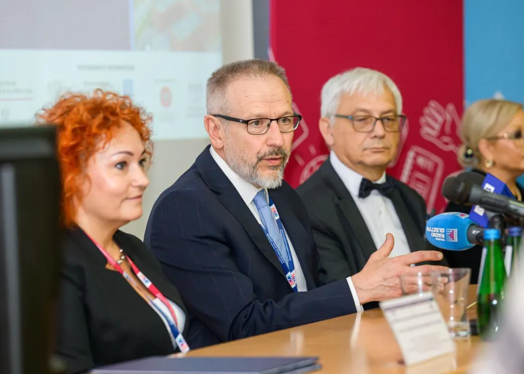 Zjazd pedagogiczny: organizatorzy siedzą i przemawiają 