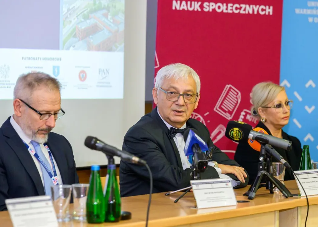 Zjazd pedagogiczny: organizatorzy siedzą i przemawiają 