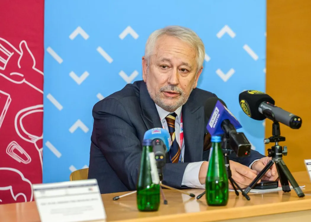 Zjazd pedagogiczny: organizatorzy siedzą i przemawiają 