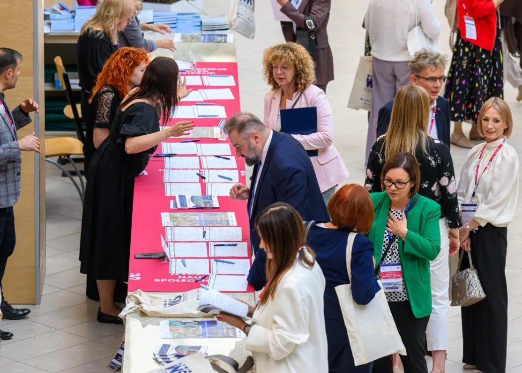 Zjazd pedagogiczny: uczestnicy stoją przy rejestracji 