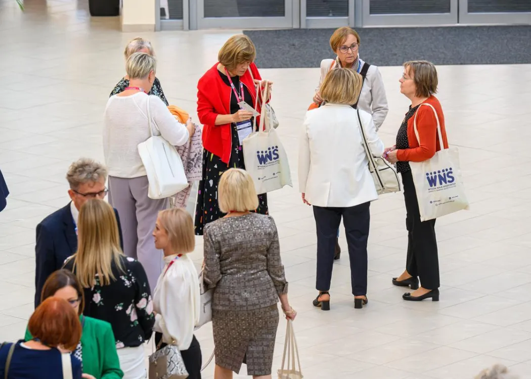 Zjazd pedagogiczny: uczestnicy stoją przy rejestracji 