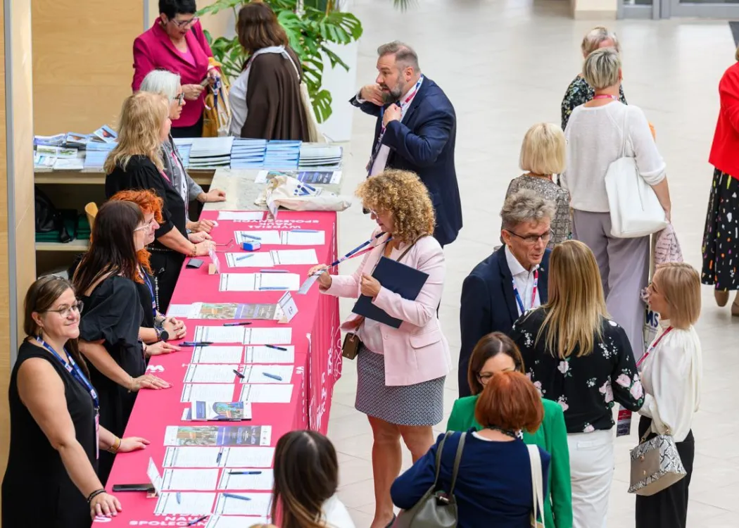 Zjazd pedagogiczny: uczestnicy stoją przy rejestracji 