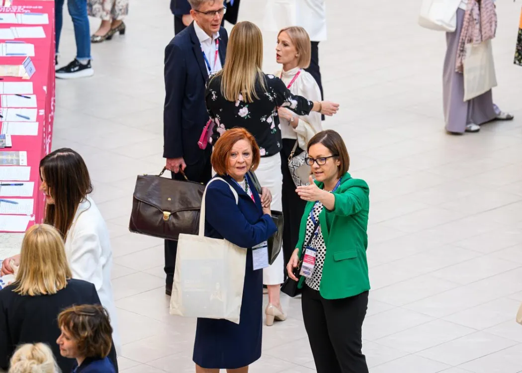 Zjazd pedagogiczny: uczestnicy stoją przy rejestracji 