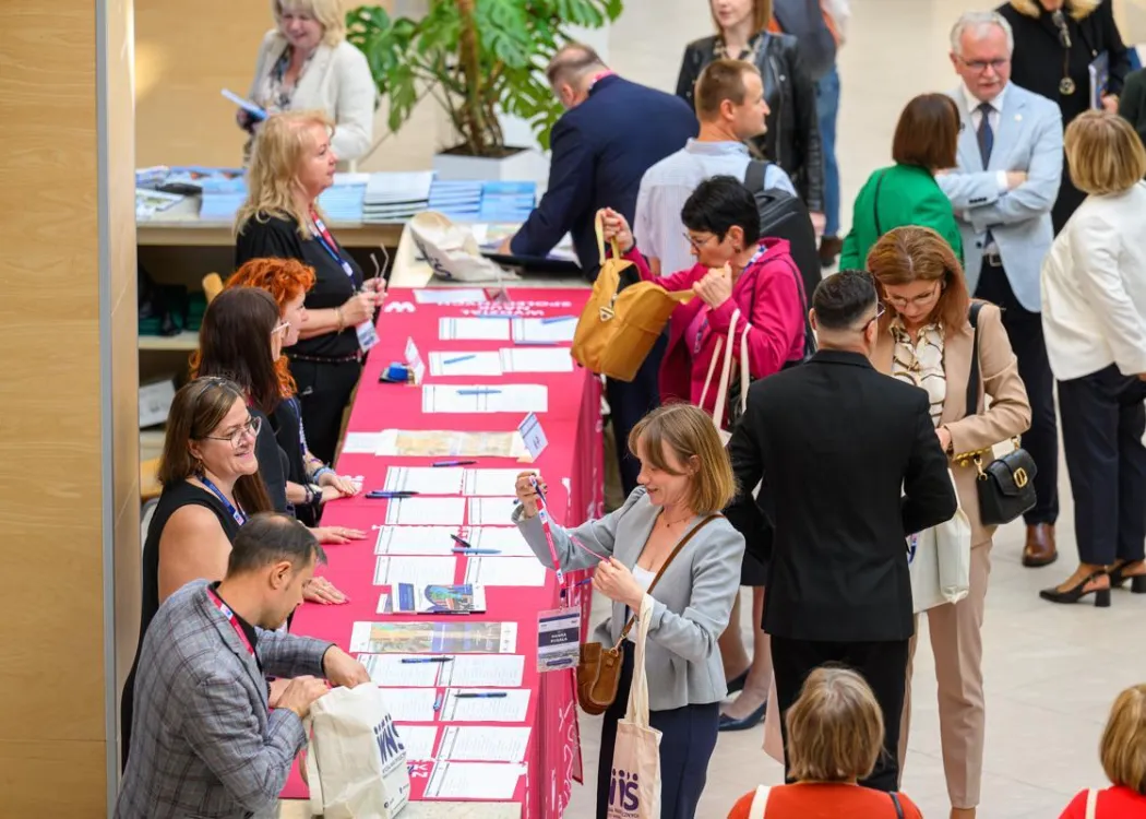 Zjazd pedagogiczny: uczestnicy stoją przy rejestracji 