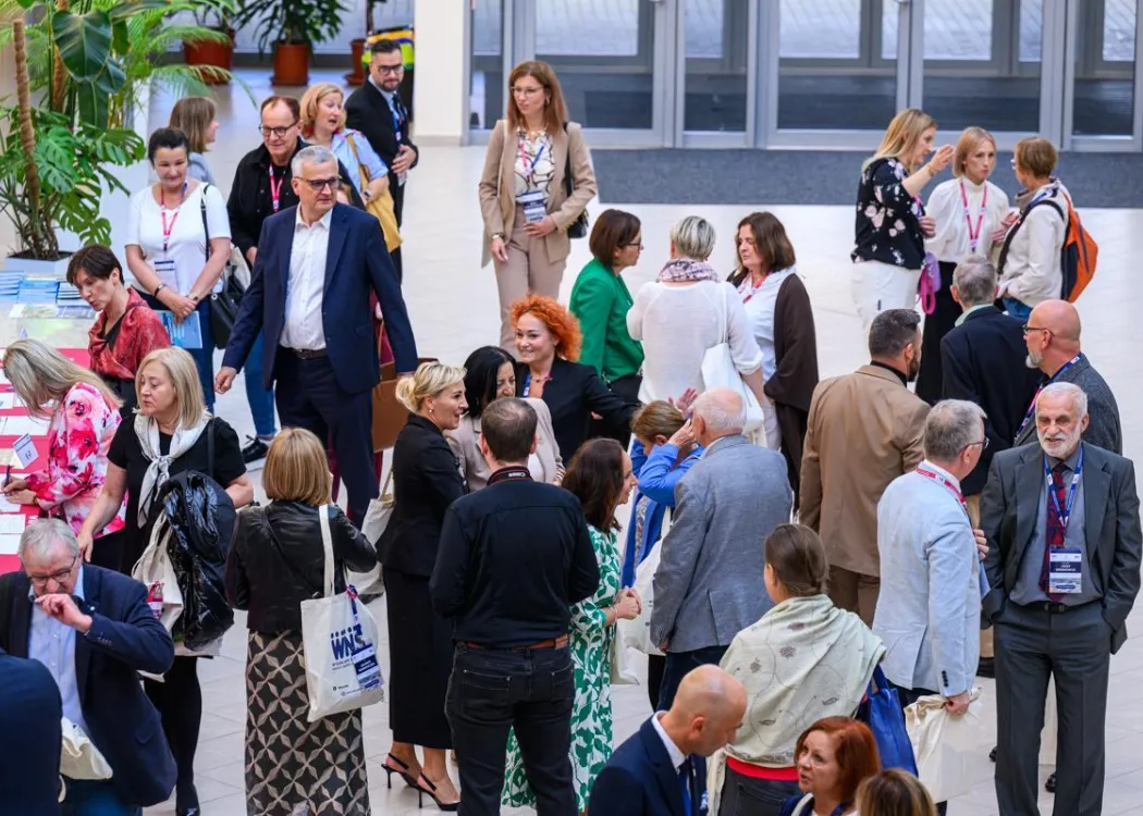 Zjazd pedagogiczny: uczestnicy stoją przy rejestracji 