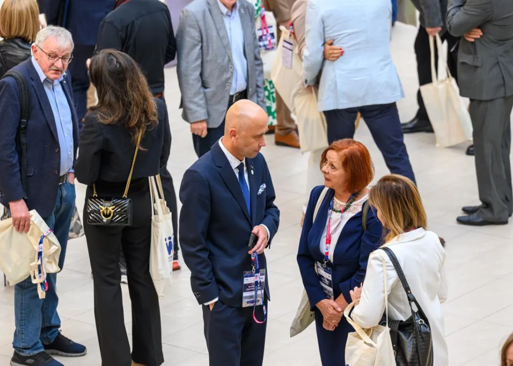 Zjazd pedagogiczny: uczestnicy stoją przy rejestracji 