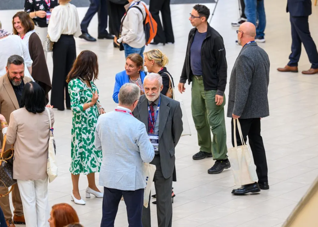 Zjazd pedagogiczny: uczestnicy stoją przy rejestracji 