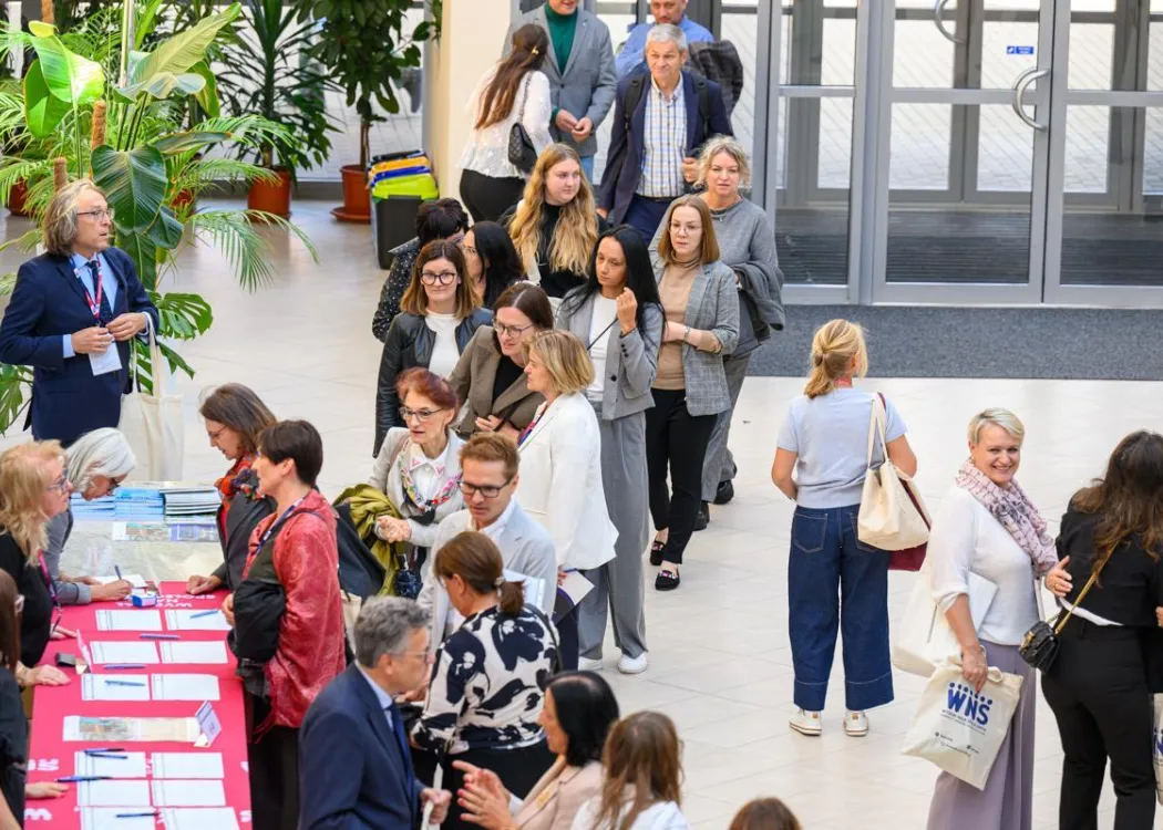 Zjazd pedagogiczny: uczestnicy stoją przy rejestracji 