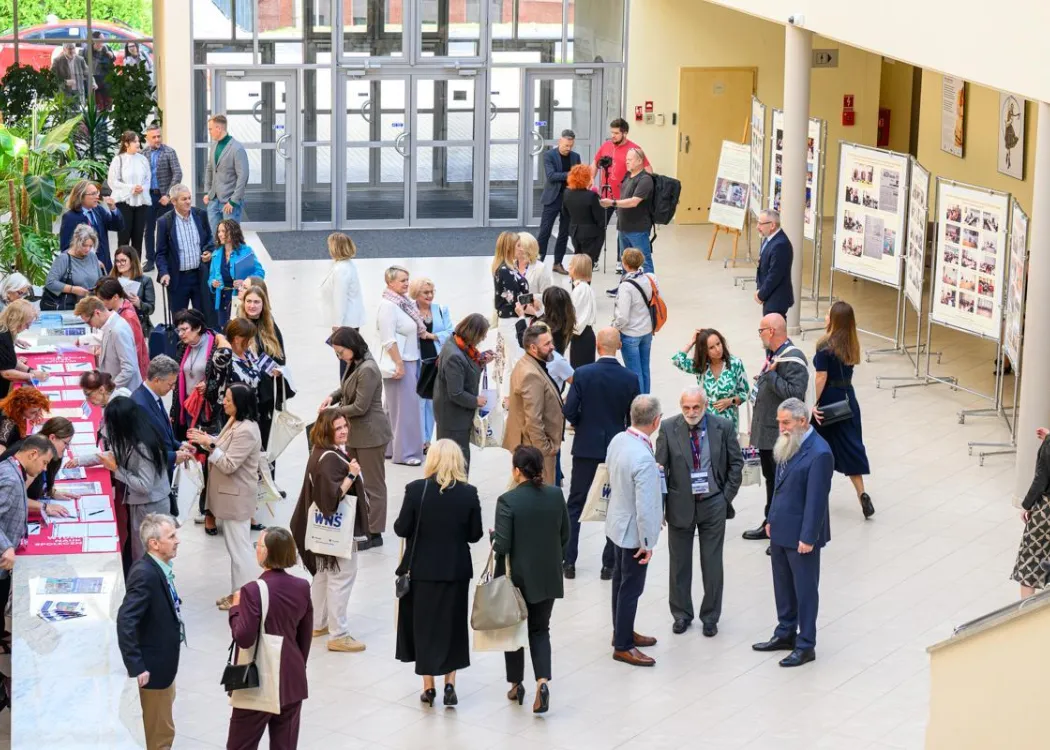 Zjazd pedagogiczny: uczestnicy stoją przy rejestracji 