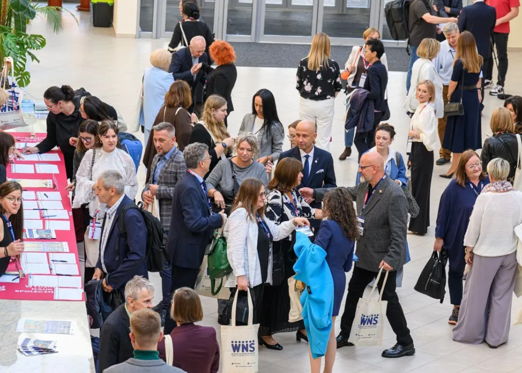 Zjazd pedagogiczny: uczestnicy stoją przy rejestracji 