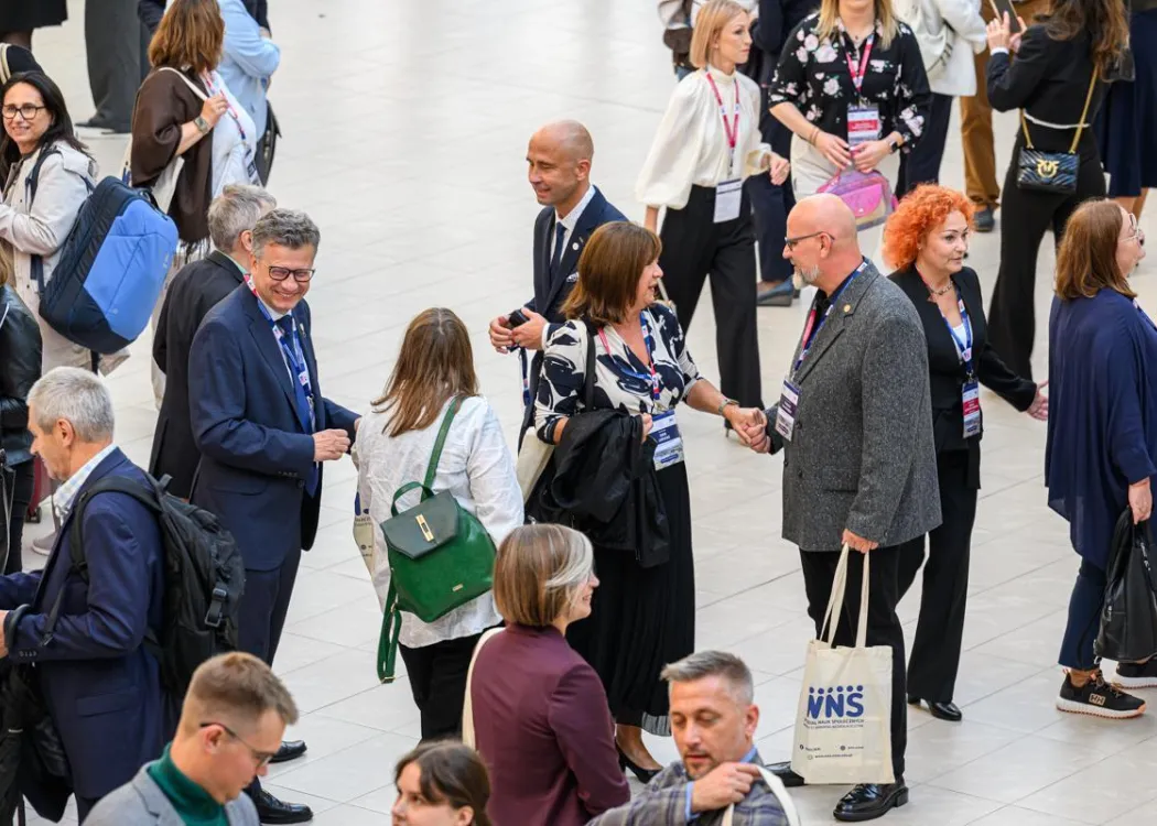 Zjazd pedagogiczny: uczestnicy stoją przy rejestracji 
