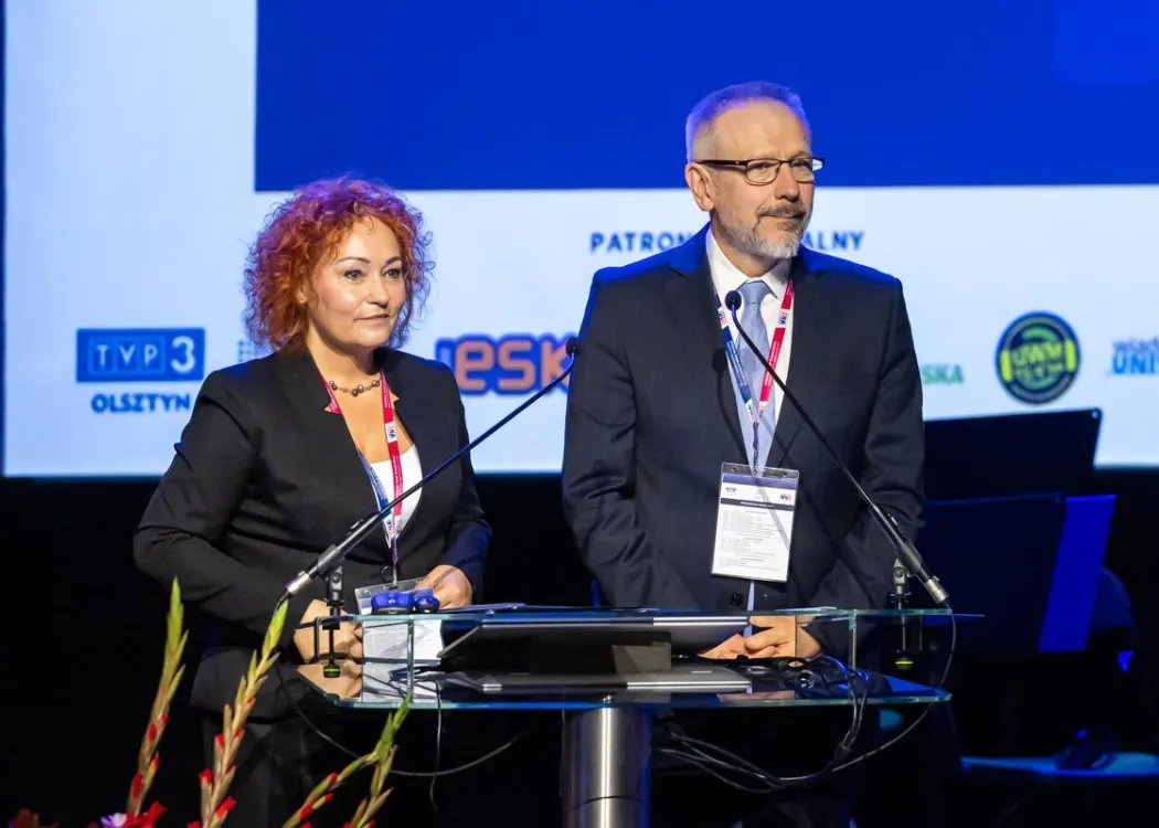 Zjazd pedagogiczny: dwójka organizatorów przemawia do mikrofonu