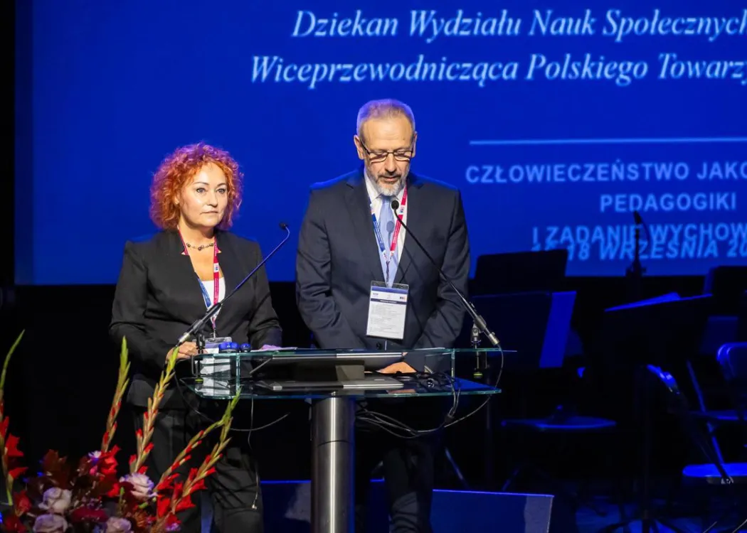 Zjazd pedagogiczny: dwójka organizatorów przemawia do mikrofonu