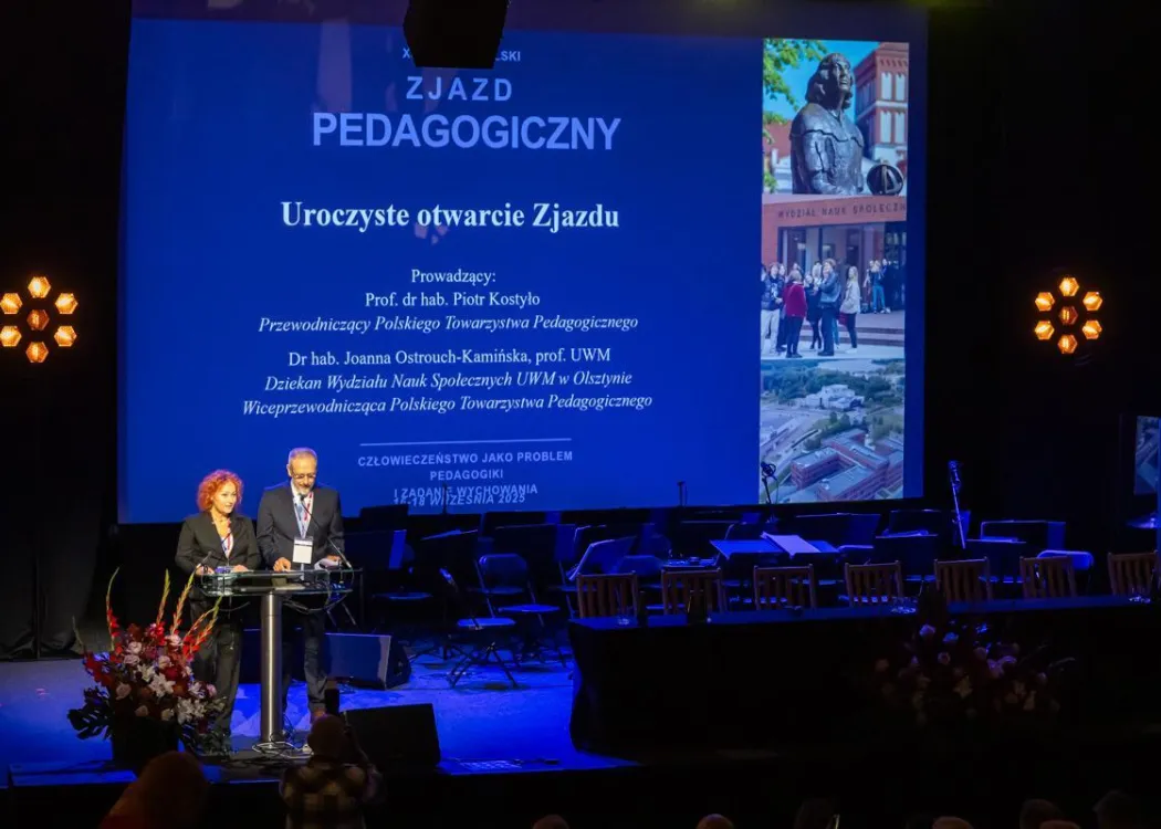 Zjazd pedagogiczny: dwójka organizatorów przemawia do mikrofonu