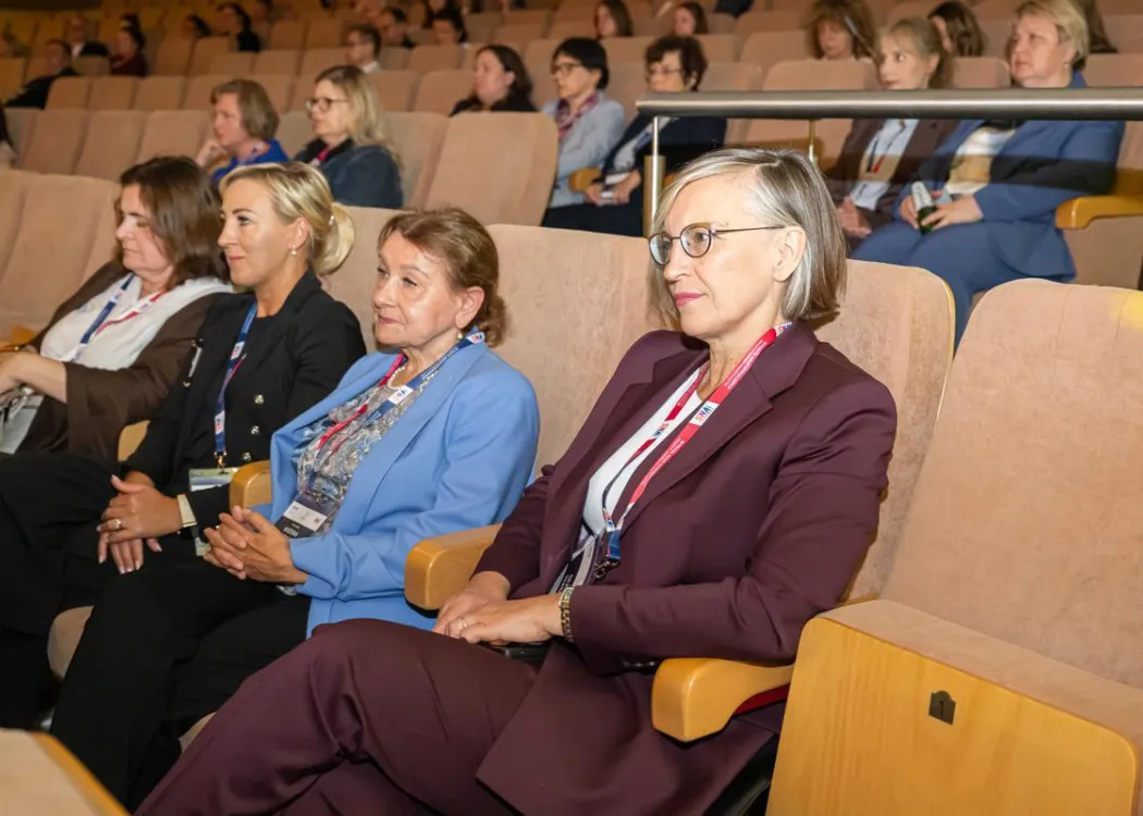 Zjazd pedagogiczny: goście siedzą w sali 