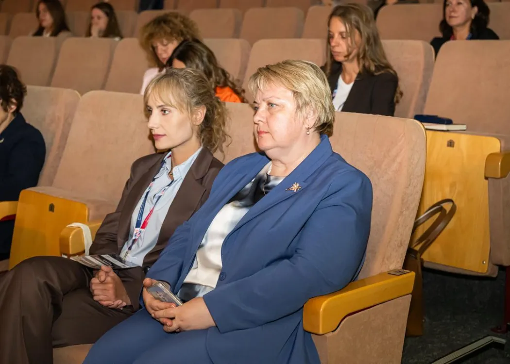Zjazd pedagogiczny: goście siedzą w sali 